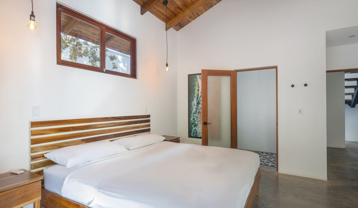 master-bed-1740x960-c-center