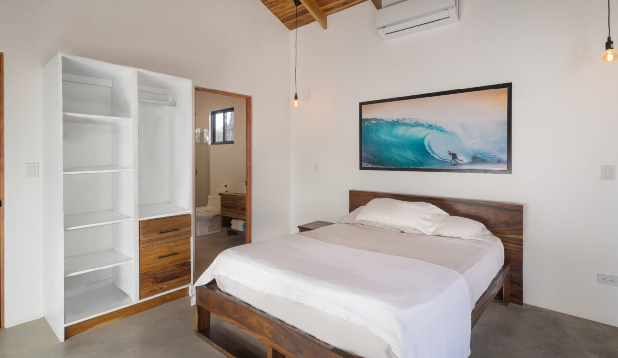 upstoars-bedroom-closet-1740x960-c-center